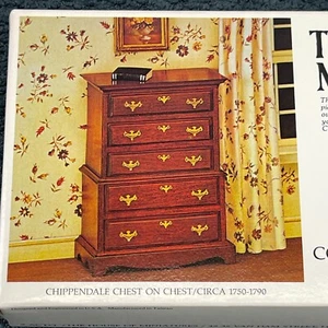 Das Haus der Miniaturen Nr. 40009 Chippendale Truhe auf Truhe / um 1750-1790 - Bild 1 von 7