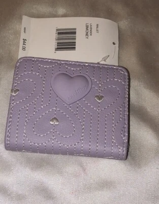Cartera con tarjeta a presión Betsey Johnson Luv Betsey lavanda a rayas y patrón de corazón nueva con etiquetas Foto 1 de 4