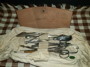 altes Arztbesteck in Leder Tasche mit verschiedenen Instrumenten siehe Fotos - Bild 1 von 15