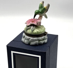 Porzellan aufklappbare Schmuckschatulle Kolibri auf rosa Blume in Original Box EUC - Bild 1 von 13