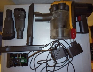 Dyson DC30, viel Zubehör, ohne Akku - Bild 1 von 1