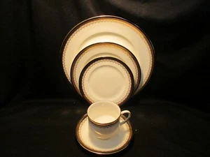 Paragon Clarence 5 Piece Place Setting Bone China Royal Albert Made in England - Picture 1 of 6