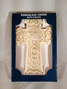 Cruz de porcelana con cinta 7,5" decoración religiosa de pared por DCC Decor Inc - blanca - Imagen 1 de 4