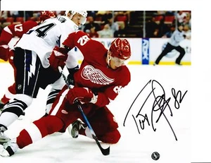 DETROIT RED WINGS TOMAS KOPECKY SIGNED ON A KNEE 8X10 - Picture 1 of 1