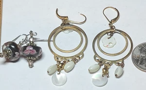 Pendientes dos pares tono dorado Southwest imitación perla/semilla cuenta gota acrílico - Imagen 1 de 9