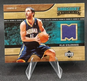 Parche Peja Stojakovic 2006-07 Upper Deck Hardcourt - Materiales - Imagen 1 de 2