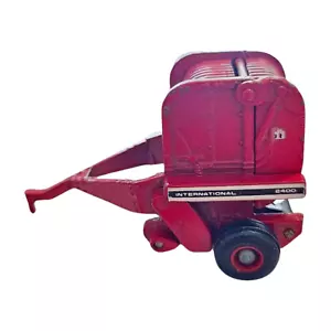 Vintage ERTL 1/64 Scale International 2400 Round hay baler Die Cast Red farm S-5 - Picture 1 of 5