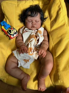 Muñeca bebé renacida con cabello enraizado a mano cuerpo vinilo pepinillo niña gordita africana - Imagen 1 de 10