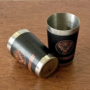 Juego de 2 vasos de chupito Jagermeister de acero inoxidable envueltos en cuero sintético - Imagen 1 de 4