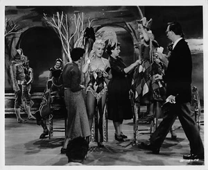Sexy Betty Grable in Three original emitida por estudio para la fotografía de película del espectáculo - Imagen 1 de 2