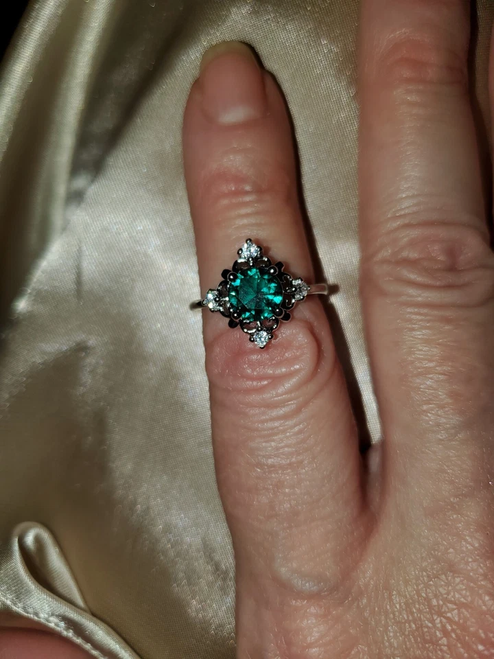 BOGO. Talla 7. Nuevo con etiquetas. Piedras esmeralda y diamonique. Foto 1 de 1