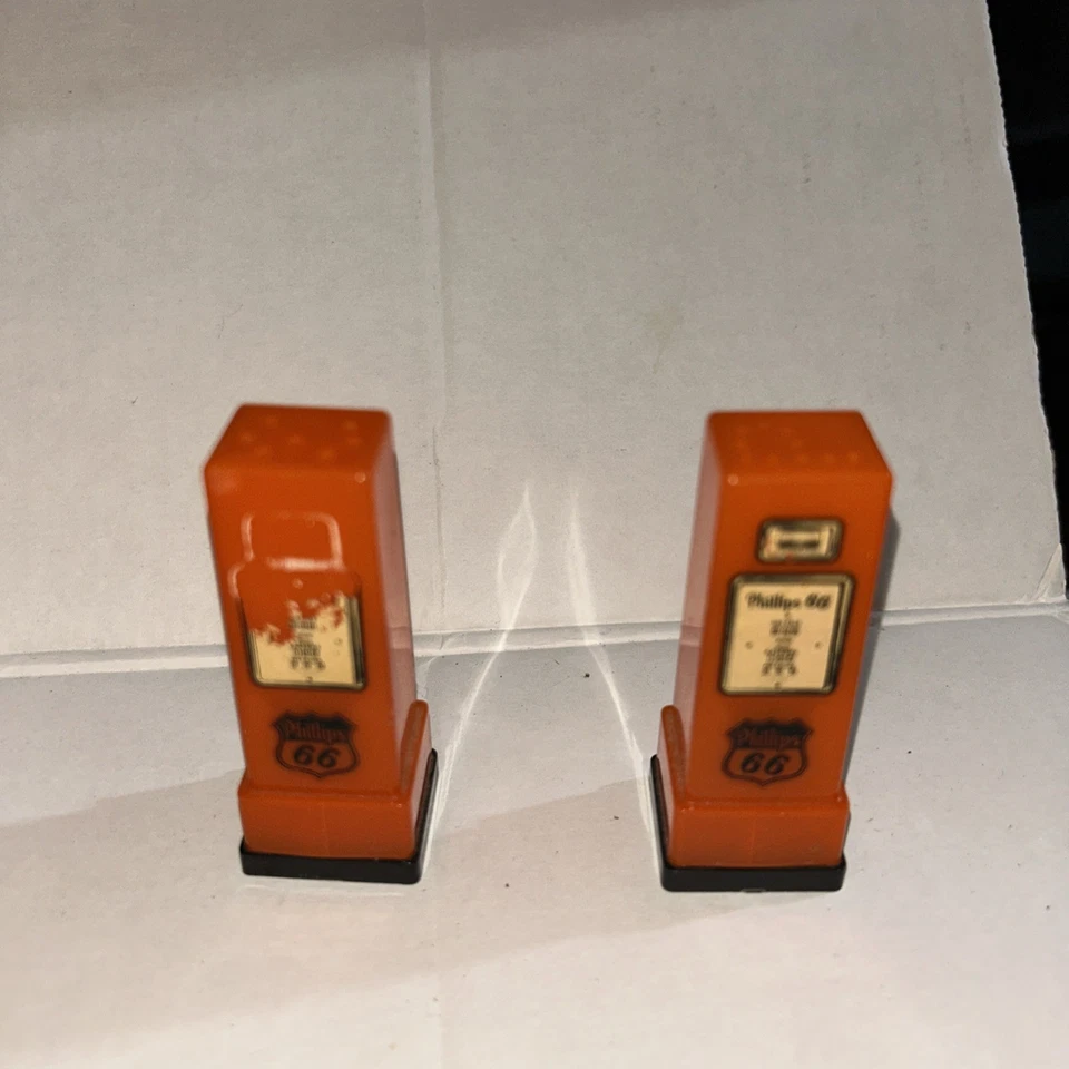 Saleros y pimenteros con bomba de gas Phillips 66 vintage de los años 50 deformados Nocona Texas Foto 1 de 1