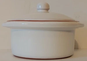 ¡¡NUEVO!! Tierra Roja Cocotte Blanco Cerámica Plato para Hornear Postre o Salsa Plato con Tapa - Imagen 1 de 2
