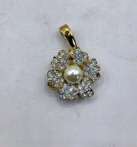 Ciondolo vintage firmato Nolan Miller strass finta perla tono oro fiore - Foto 1 di 10