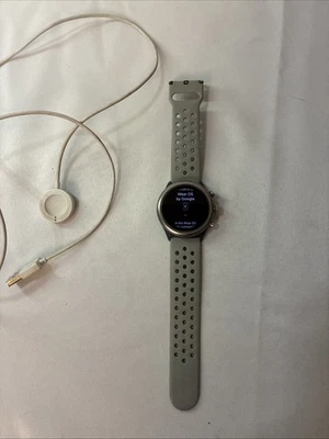 Reloj inteligente digital con pantalla táctil FOSSIL DW9F2 negro con correa de silicona gris 40 mm Foto 1 de 4