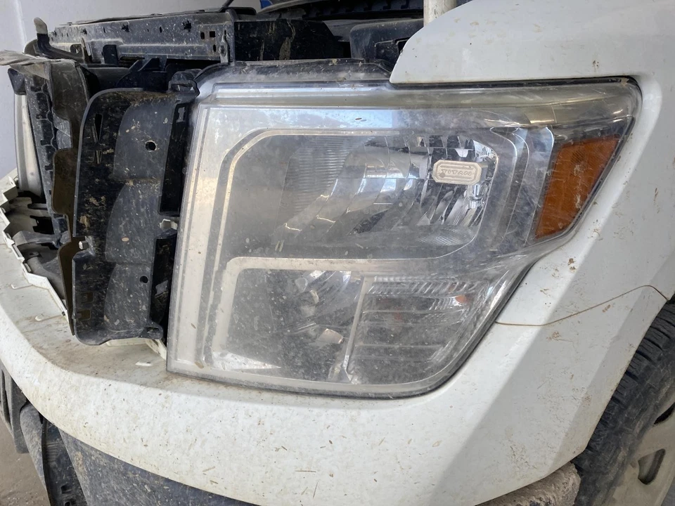 Conjunto de faros izquierdos usados se adapta a: Nissan Titan 2017 halógeno izquierdo grado A Foto 1 de 4