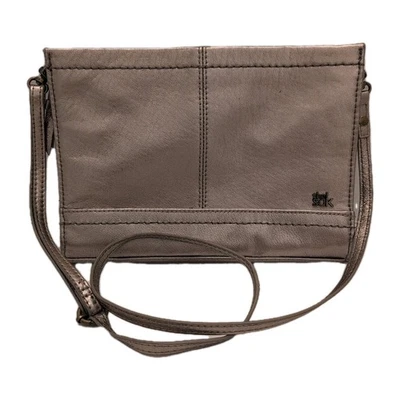 Женская кожаная сумочка через плечо The Sak модель Iris Demi Clutch цвет пирит/металлик  - Изображение 1 из 4