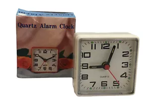 OROLOGIO SVEGLIA ANALOGICA BIANCA DA TAVOLO COMODINO cm 6,5 - Foto 1 di 2