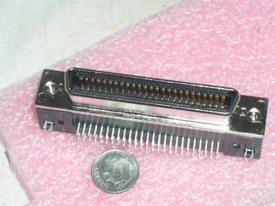 AMP TYCO TE 5557932-2 HEMBRA 50 PIN BLINDADO ÁNGULO RECTO PCB D-SUB CONECTOR EE. UU. Foto 1 de 4