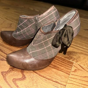 Tacones con licencia poética con cuero marrón, tira de tela y lazo rosa parte inferior de zapatos - Imagen 1 de 13