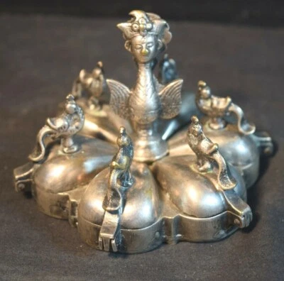 Caja de especias indias, latón plateado con hembra alada Foto 1 de 4