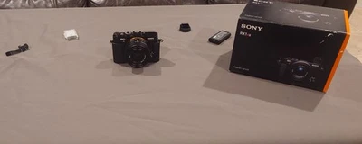 索尼 Cyber-shot DSC-RX1RM2 4240 万像素数码相机 - 黑色(套件带 35 毫米镜头) — 第 1/4 张图片
