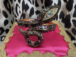 Brazalete Brazalete Betsey Johnson Vintage Film Noir Negro Rosa Serpiente Brillo Bisagras - Imagen 1 de 6