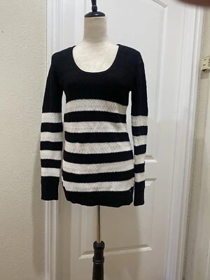 Suéter Guess Rayas Blanco y Negro Talla Pequeña Foto 1 de 4