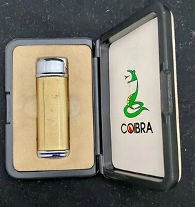 ENCENDEDOR DE GAS COBRA METAL RARO Y DE COLECCIÓN con SU ESTUCHE ORIGINAL, COLOR DORADO CLARO c1975 - Imagen 1 de 8