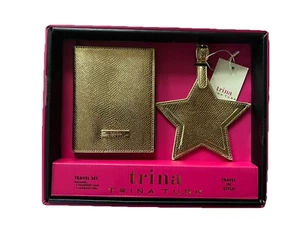 NUOVO 2pz TRINA TURK TRAVEL SET - custodia passaporto + etichetta bagaglio - stella oro - Foto 1 di 3
