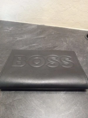  Cartera de viaje Hugo Boss de cuero negra Foto 1 de 4