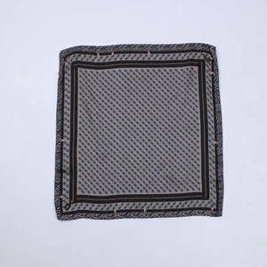 Bufanda cuadrada gris poliéster monograma GUESS 49x51 cm / 19x20 pulgadas - Imagen 1 de 7