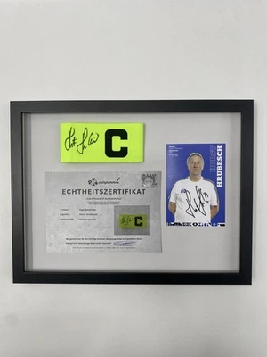 Kapitänsbinde Horst Hrubesch signiert im Rahmen Hamburger SV Autogramm COA - Bild 1 von 4