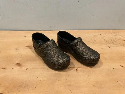 Zueco profesional floral Dansko nuevo sin etiquetas/b, cuero negro/dorado, talla 40/EE. UU. 9,5-10 Foto 1 de 4