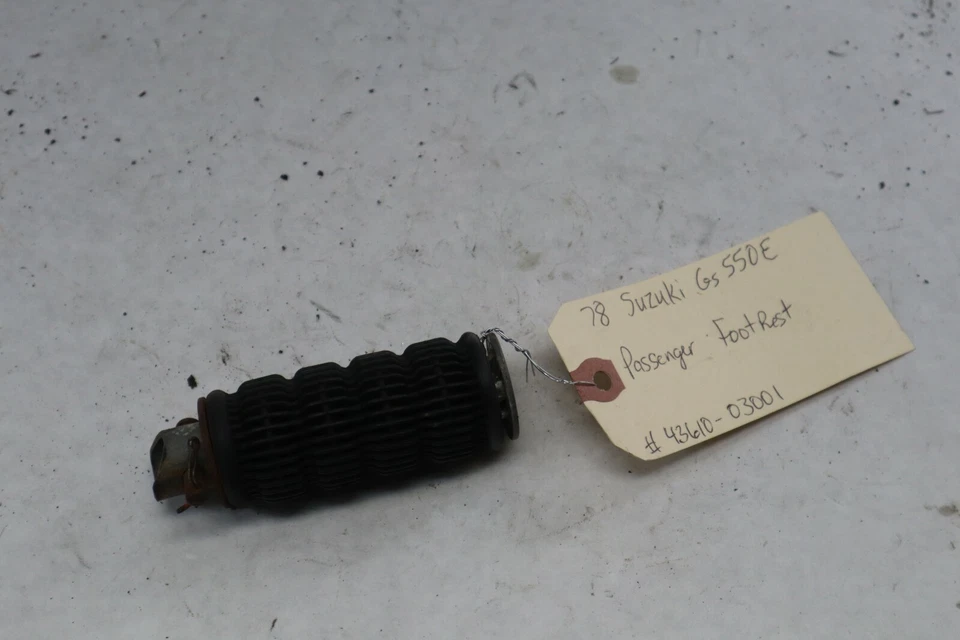 Reposapiés de pasajero para motocicleta Suzuki 1978 GS550 43610-03001 FABRICANTE DE EQUIPOS ORIGINALES Foto 1 de 2