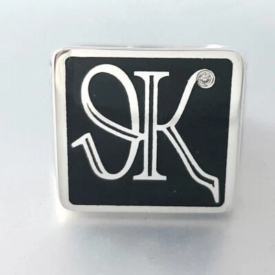 Anillo personalizado de dos letras con esmalte negro personalizado para hombre en oro blanco de 10 quilates Foto 1 de 4