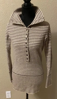 Suéter mediano Banana Republic para mujer a rayas suave neutro costero náutico Foto 1 de 4