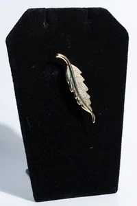 Vintage Brooch - Goldtone Feather Miniature Hat Pin Brooch 1.5" - Picture 1 of 3