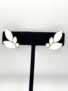 Orecchini vintage con strass in vetro bianco latte - Foto 1 di 4