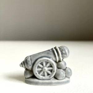 Wade Red Rose Tea Cannon and Cannonballs Figurine Gray - Picture 1 of 2