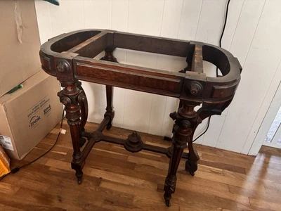 Antigua mesa de centro de nogal renacimiento victoriano americano c. 1870 Foto 1 de 4