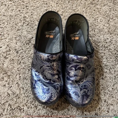 Dansko XP 2.0 Blue Paisley Glossy Patent Leather Clogs Size 40 (US 9.5-10) - Image 1 of 4