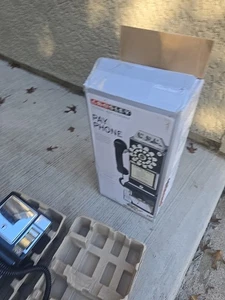 Crosley schnurgebundenes 50er Jahre Münztelefon mit drehbarem modischem Wählscheiben & Drucktasten (CR56-BK) - Bild 1 von 7