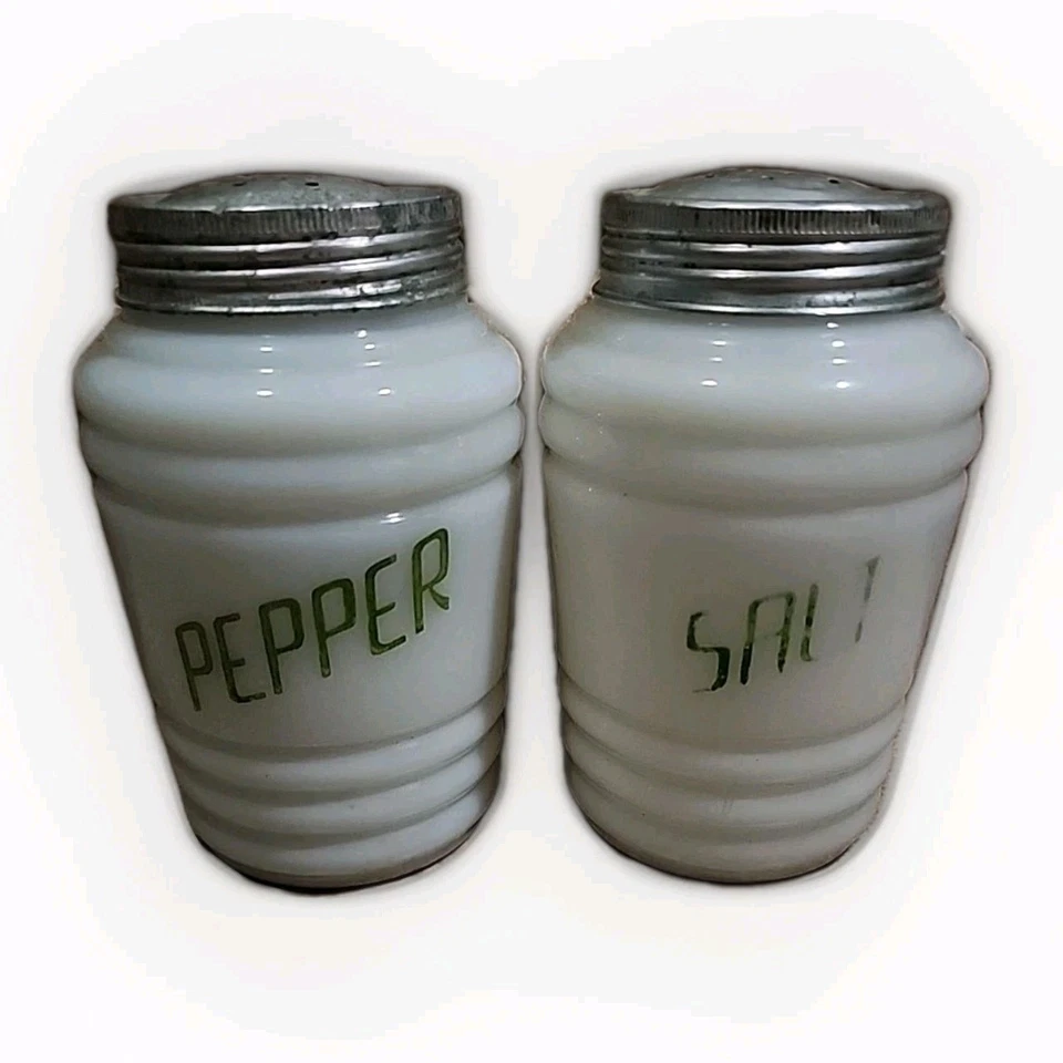 Hazel Atlas Milkglas Colmena Salero y Pimentero Gama MCM Tamaño Estampado Verde Foto 1 de 4