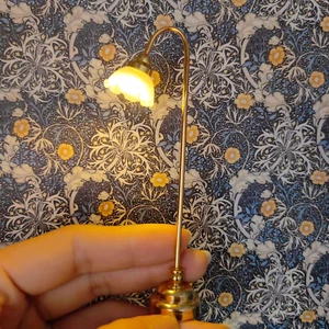 Dollhouse Floor Lamp Battery Light Flower Shade Gold Base 1:12 Scale Miniature - Picture 1 of 7