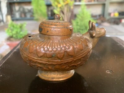 Antigua olla de utensilios de cocina india con caño en forma de vaca de cobre raro artesanal con tapa Foto 1 de 4