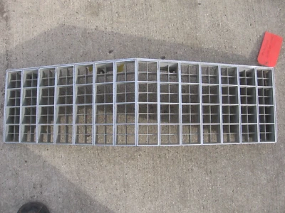 Cadillac DeVille 1976 sedán y cupé parrilla 1606876 OEM 1975 Foto 1 de 4