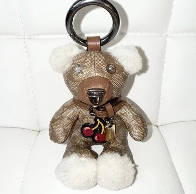 Брелок для ключей сумка Coach вишневый плюшевый медведь хаки сиг C стриженный мех ограниченный выпуск - Изображение 1 из 4