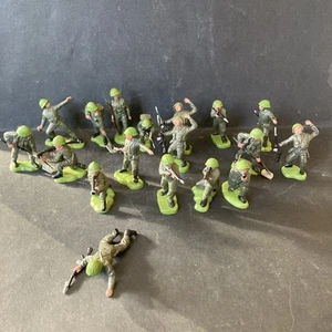 Lot 18 Soldat British Infanterie Britains Herald / ELASTOLIN STARLUX - Picture 1 of 5