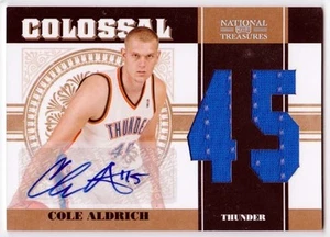 Camiseta deportiva Cole Aldrich 2010-11 Playoff National Treasures autógrafa #'d 20/49 - Imagen 1 de 1